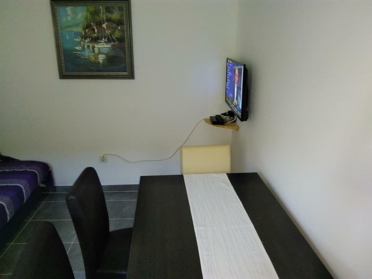 Mara Apartment Pula Bagian luar foto