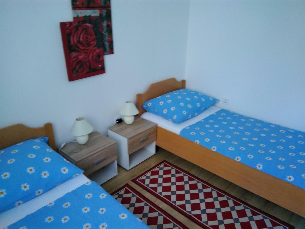 Mara Apartment Pula Bagian luar foto